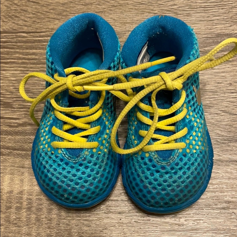 Nike Kyrie 1 Size 5C Boys Shoes